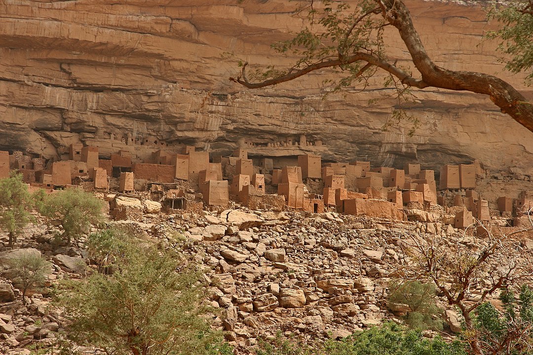 1080px-Bandiagara_escarpment_2.jpg