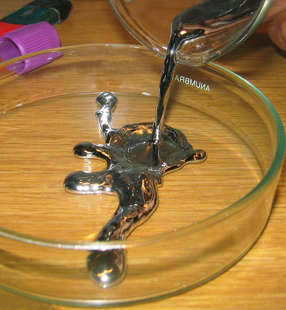 996px-Pouring_liquid_mercury_bionerd.jpg