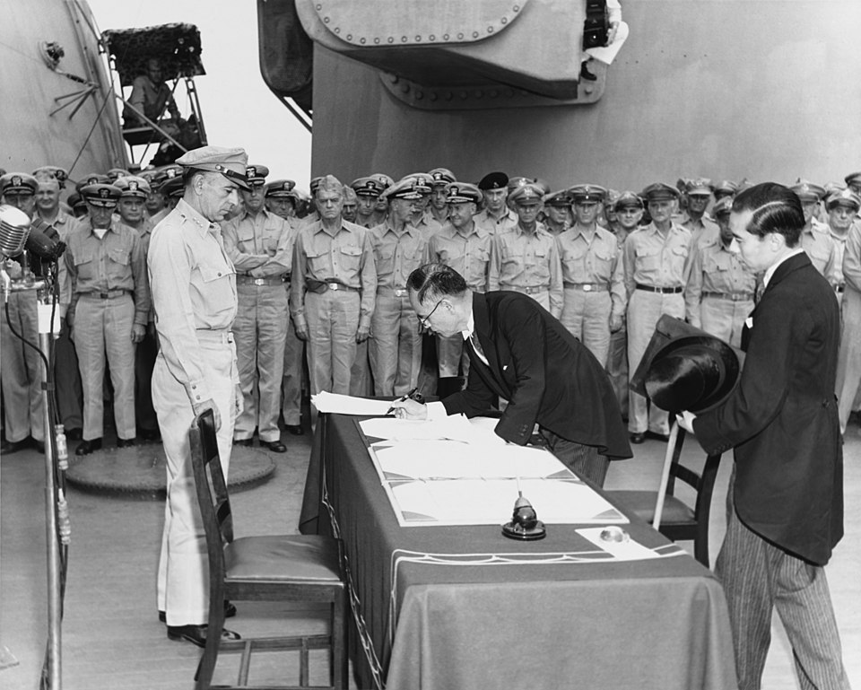 960px-Mamoru_Shigemitsu_signs_the_Instrument_of_Surrender,_officially_ending_the_Second_World_War.jpg