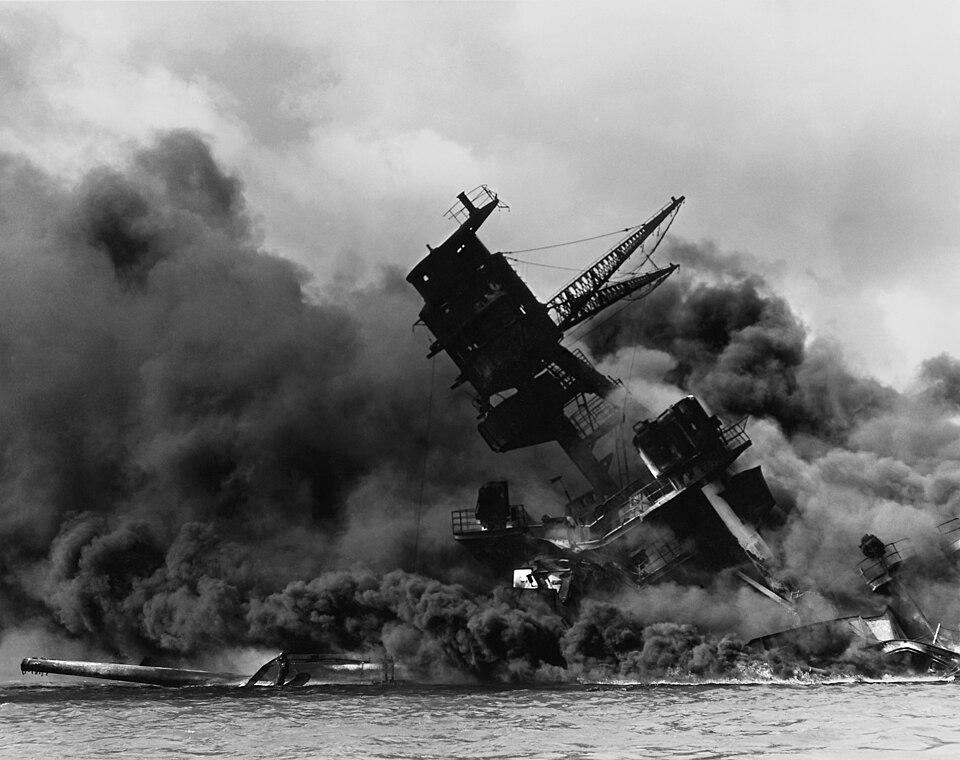 960px-The_USS_Arizona_(BB-39)_burning_after_the_Japanese_attack_on_Pearl_Harbor_-_NARA_195617_-_Edit.jpg