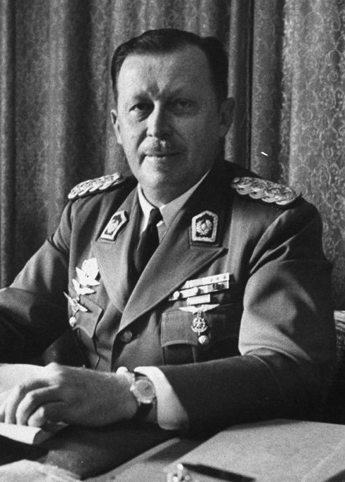 Alfredo_Stroessner_at_desk_(cropped).jpg