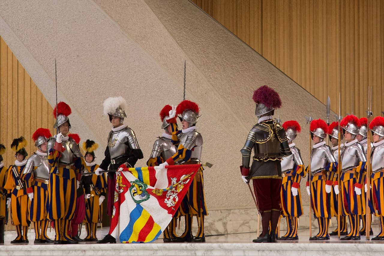 1620px-Swiss_guard_swearing_in.jpg