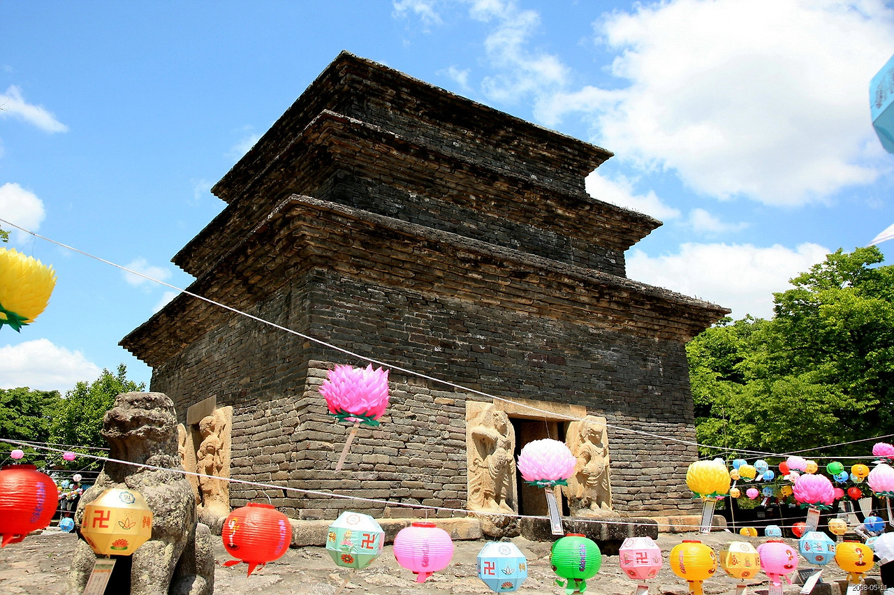 Korea-Gyeongju-Bunhwangsa-Three_story_stone_pagoda-01.jpg