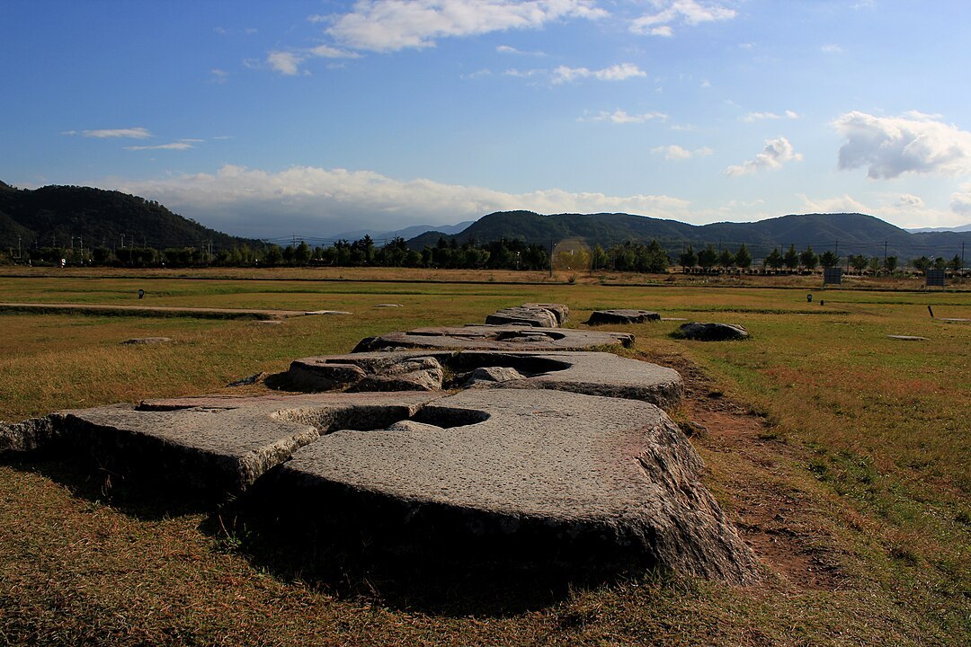 1080px-황룡사지_Gyeongju.jpg