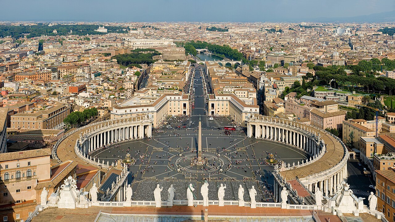 1280px-St_Peter's_Square,_Vatican_City_-_April_2007.jpg