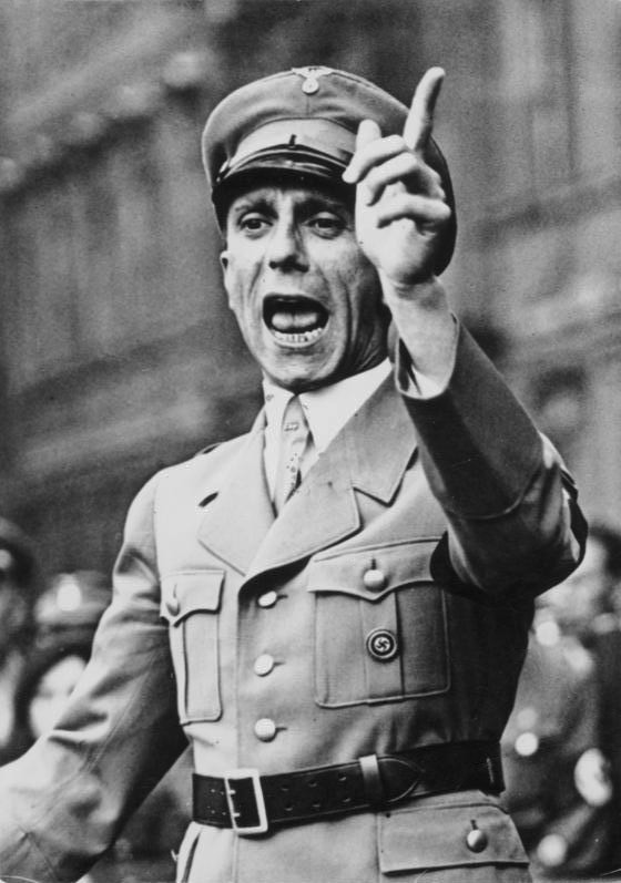 Bundesarchiv_Bild_102-17049,_Joseph_Goebbels_spricht.jpg