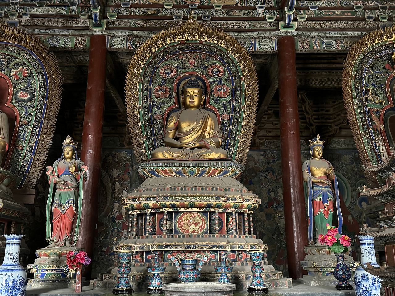 华严寺大雄宝殿殿内明代南方宝生佛造像组.jpg