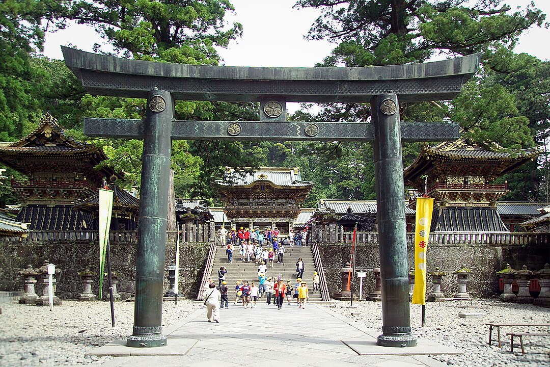 1080px-Nikko_Toshogu_Bronze_Torii_M3091.jpg