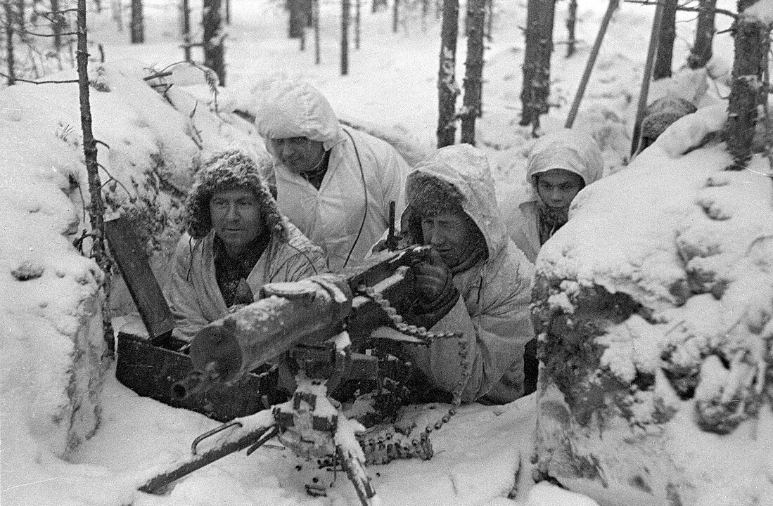 1099px-A_Finnish_Maxim_M-32_machine_gun_nest_during_the_Winter_War.jpg