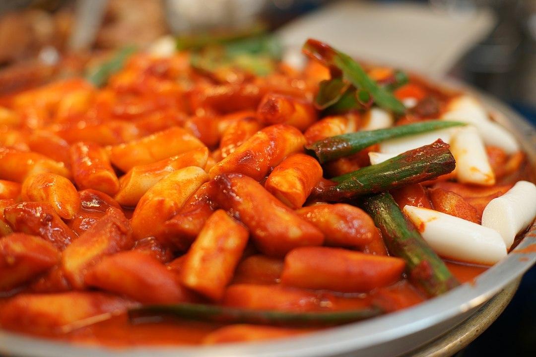 1080px-Tteokbokki.jpg