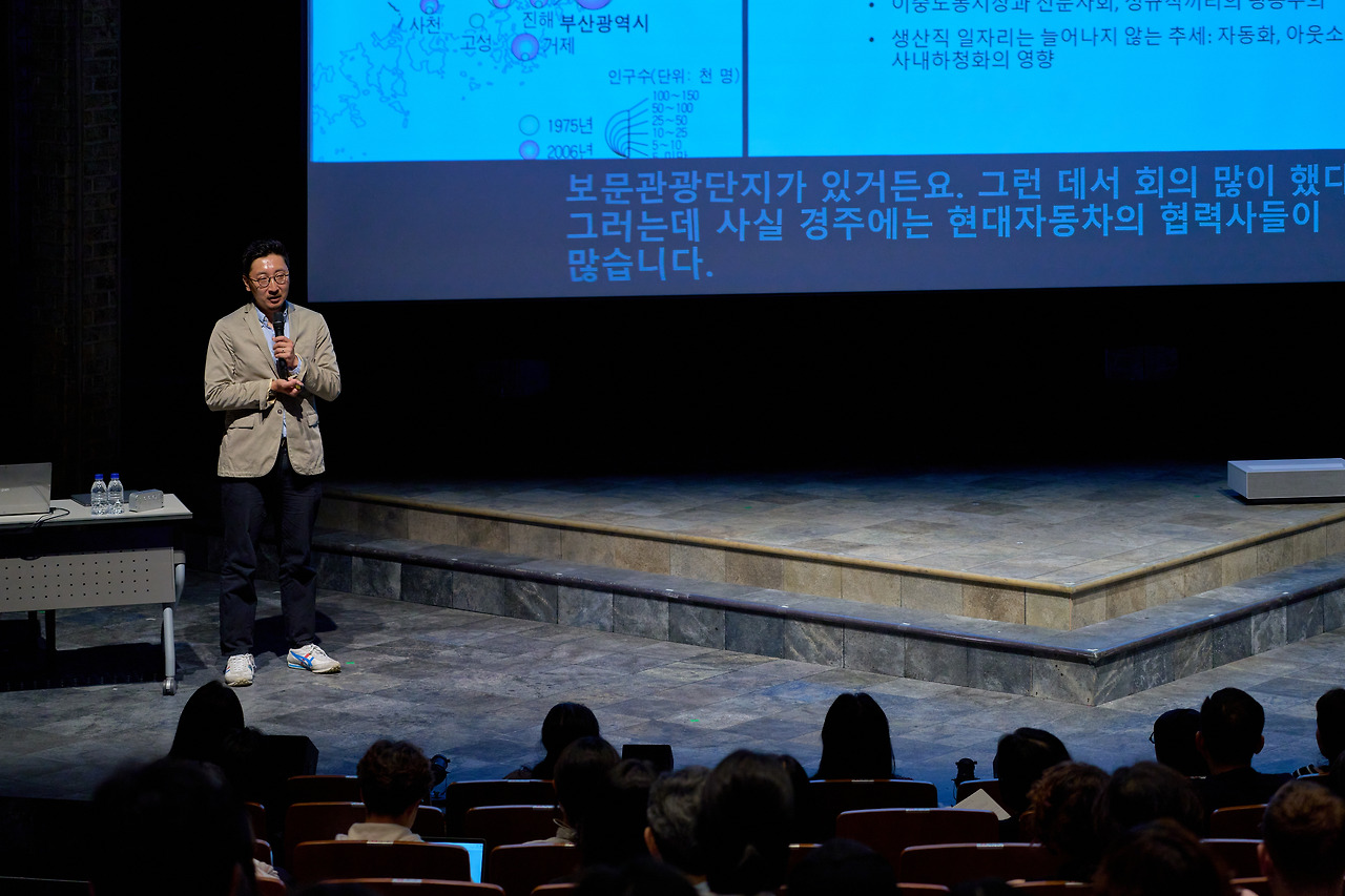 (사진) 두산인문극장 2025_강연_6강_지역 청년이 겪는 수도권 바깥에서 먹고 살기 (2).jpg