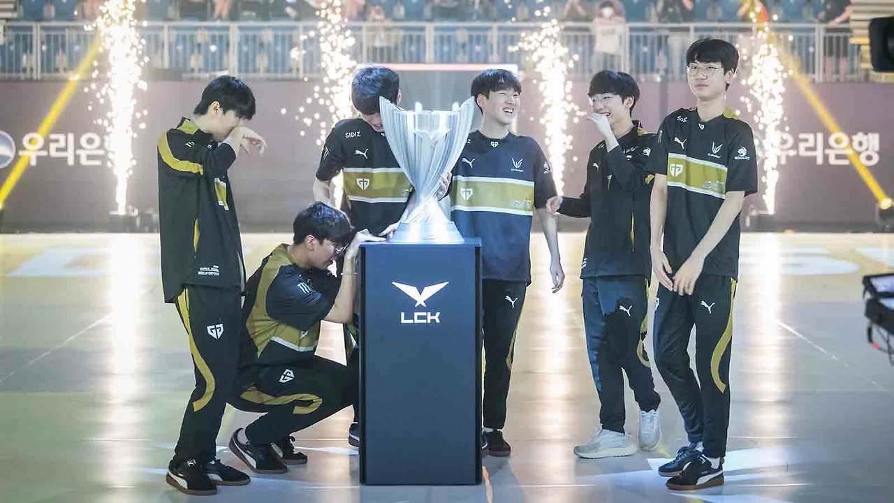 LeagueOfLegends_LCK_Summer2022_GenG_finals_trophy.jpg