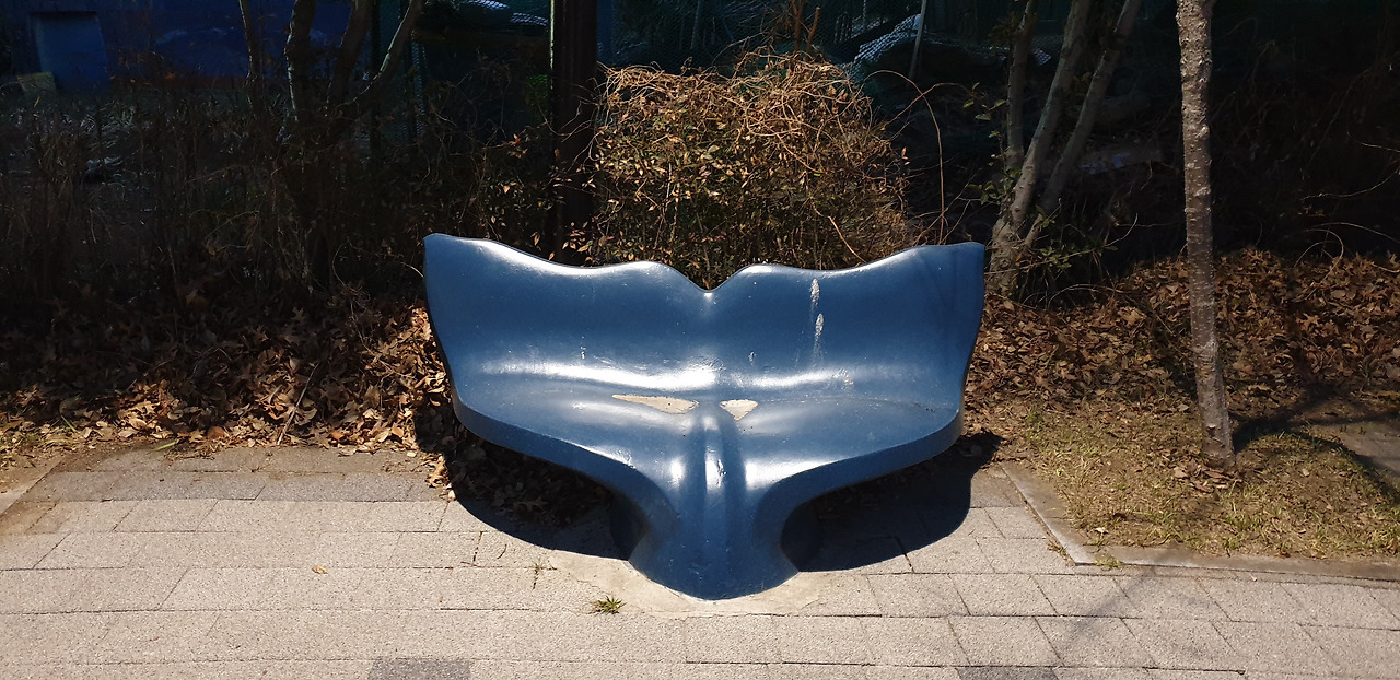 고래꼬리의자.jpg