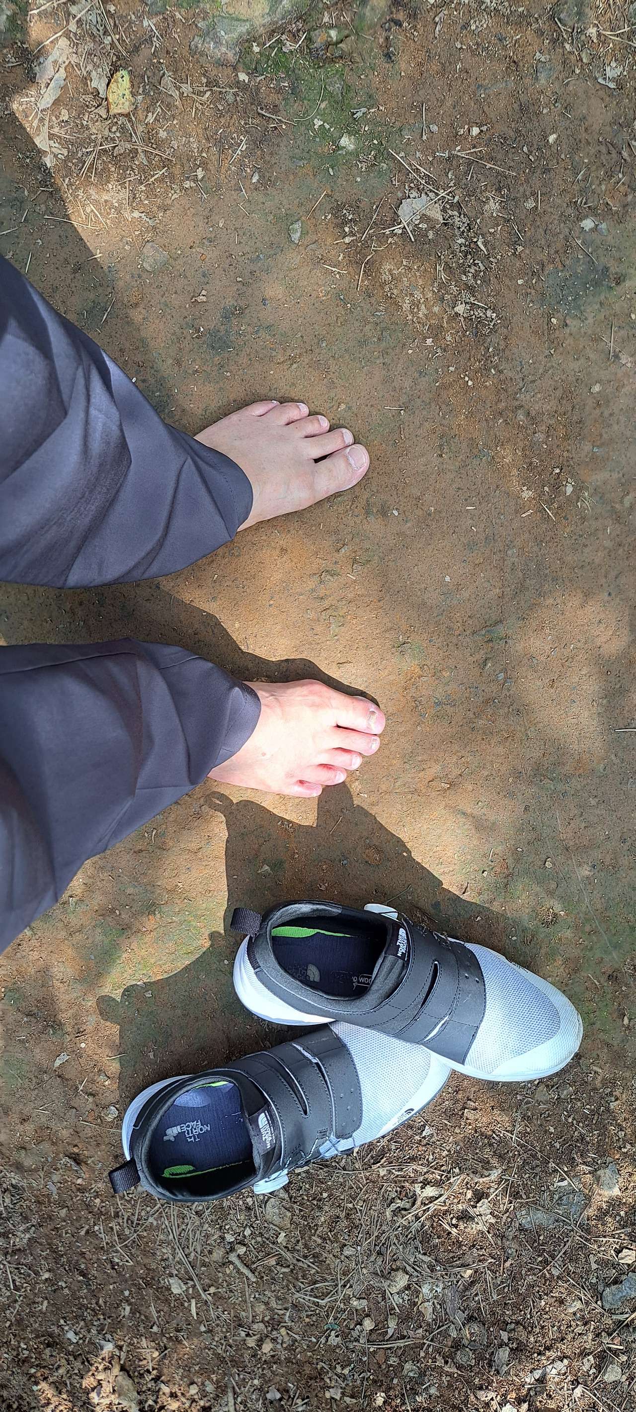 잠시 맨발로걷다.jpg