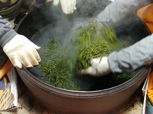 무쇠솥에서 차 덖기 (1).jpg