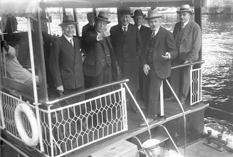 Bundesarchiv_Bild_102-12081%2C_Berlin%2C_Ausflug_deutscher_und_englischer_Politiker.jpg
