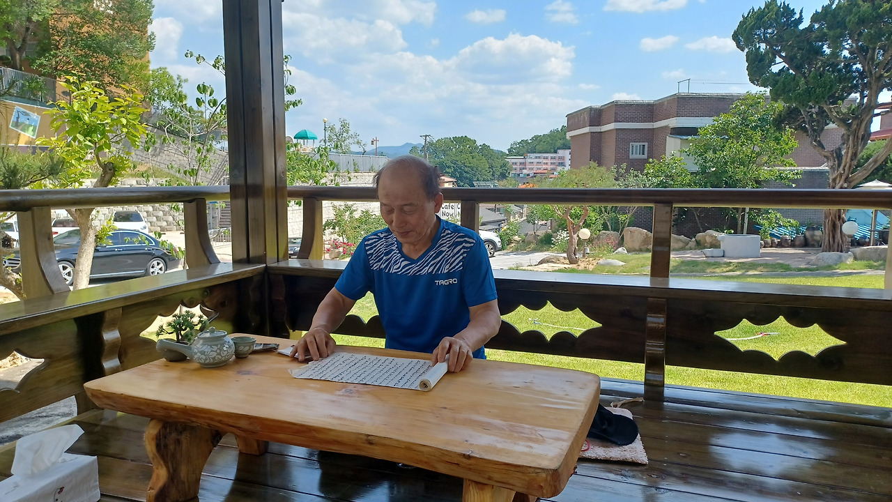7-2 어머니의 내방가사 '화전가'를 읽고 있는 김동호 전 교장  ⓒ이호영.jpg