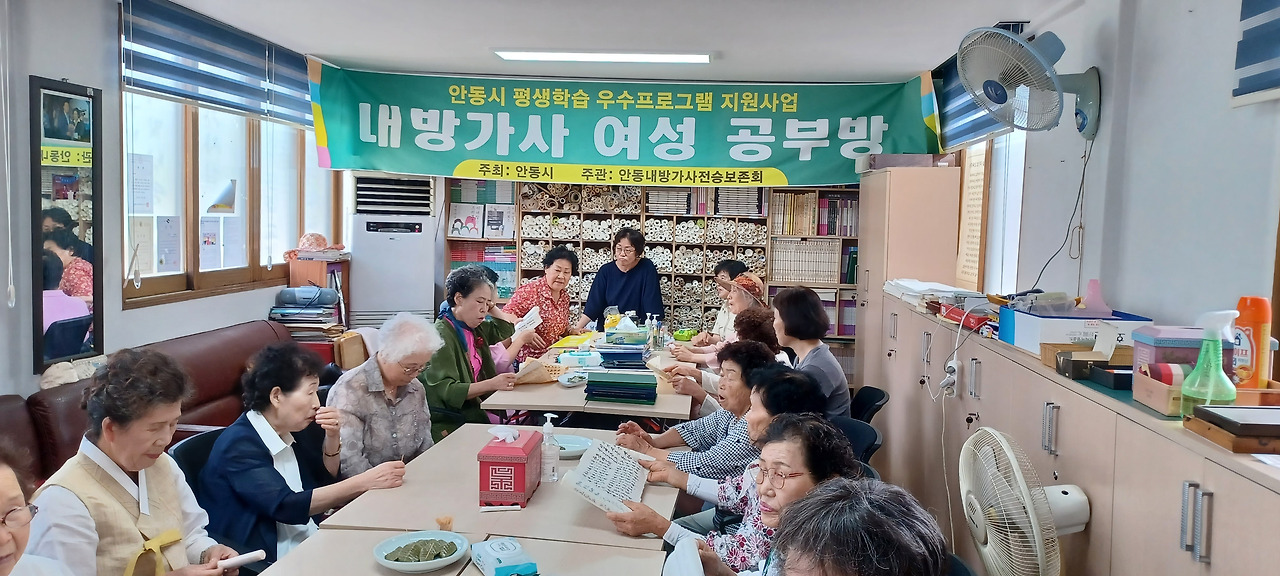 3-1 안동 내방가사 보존회 사무실에서 강의 중인 이정옥 교수 ⓒ이호영.jpg