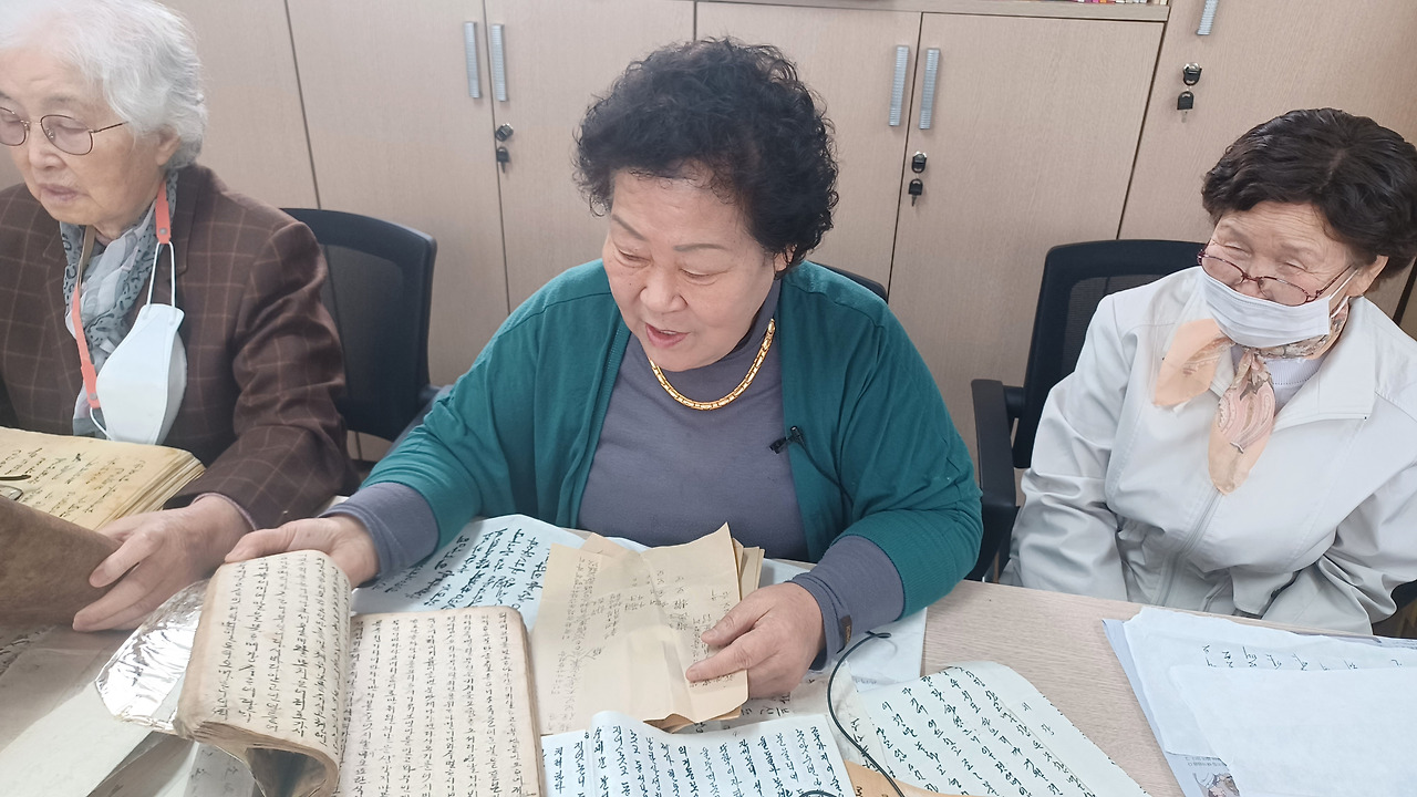 11-3 이선자회장은 어머니의 내방가사를 고스란히 간직하고 있다. ⓒ이호영.jpg