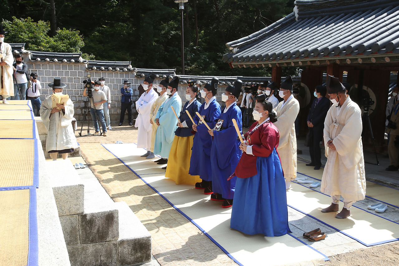 에피소드5-1 이배용 전 총장 초헌관 참배-도산서원 제공.jpg