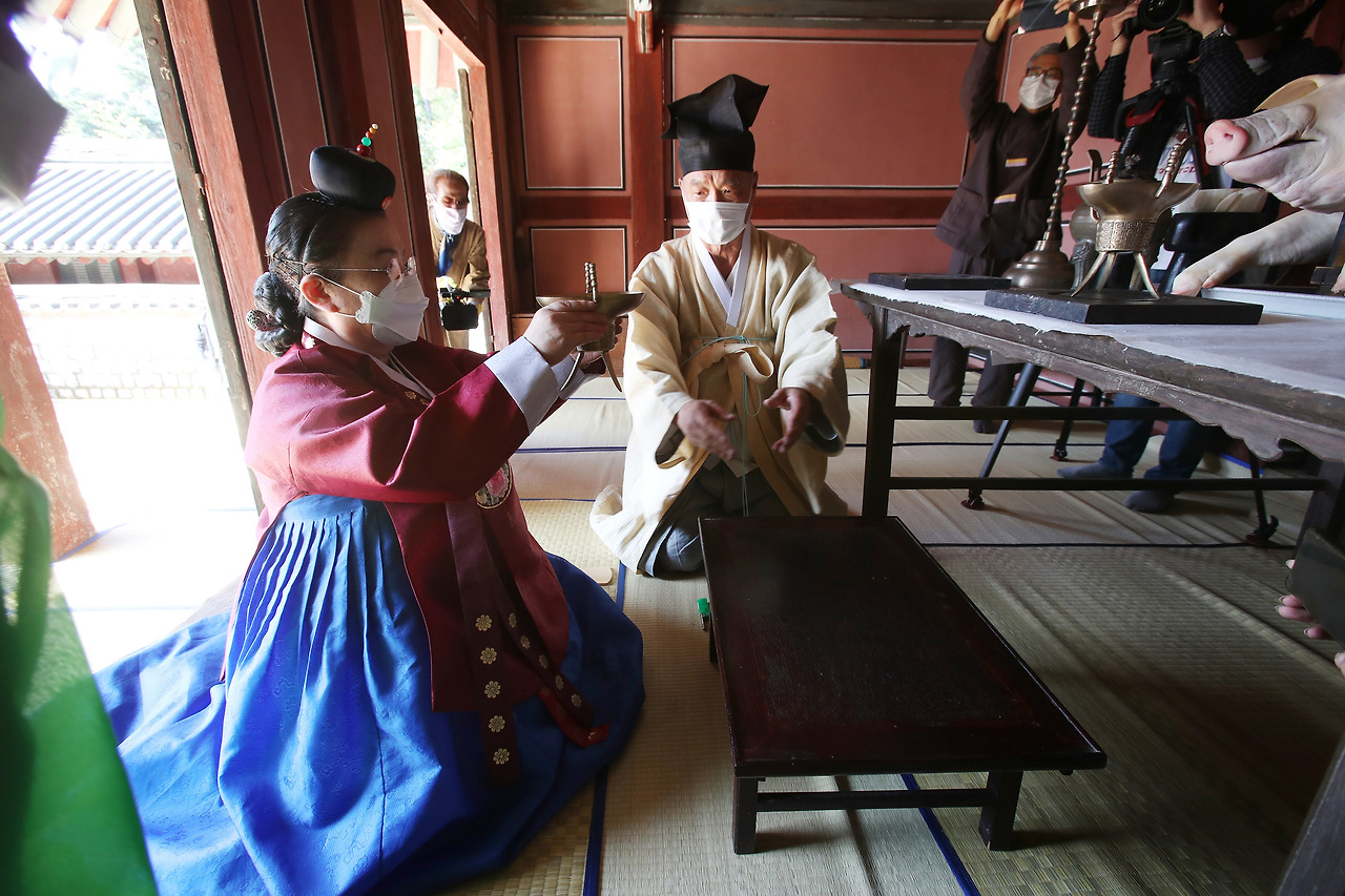 에피소드5.이배용 전 총장 초헌관 참배-도산서원 제공.jpg