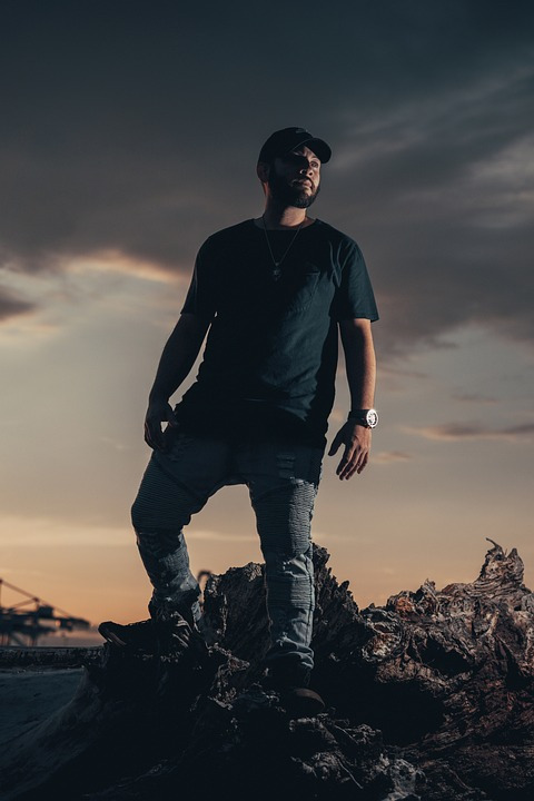 서 있는 남자 자신감.jpg