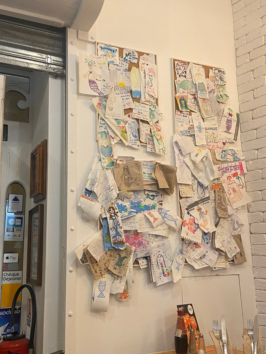 니스, 피쉬앤칩스 가게 내 메모들.jpg