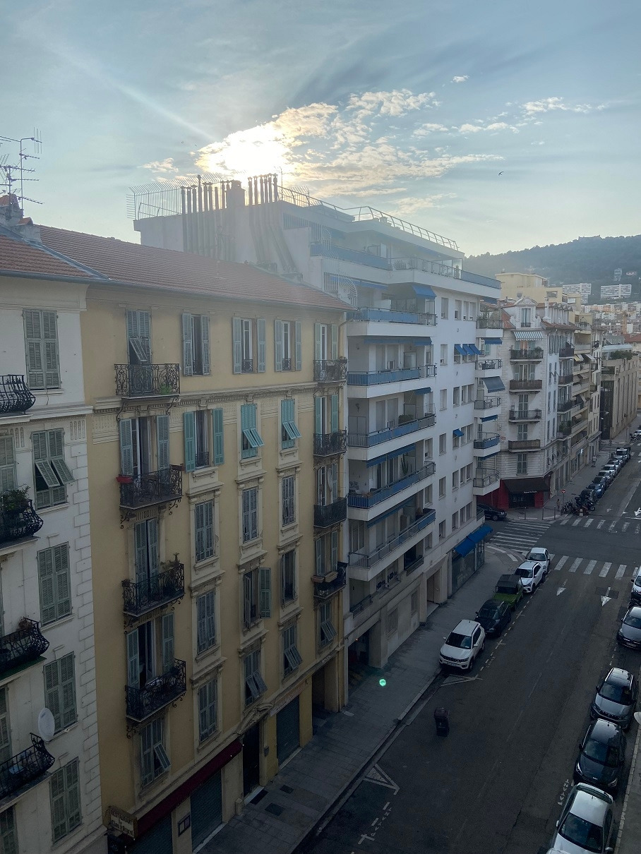 니스에서의 아침, 발코니 밖 풍경.jpg