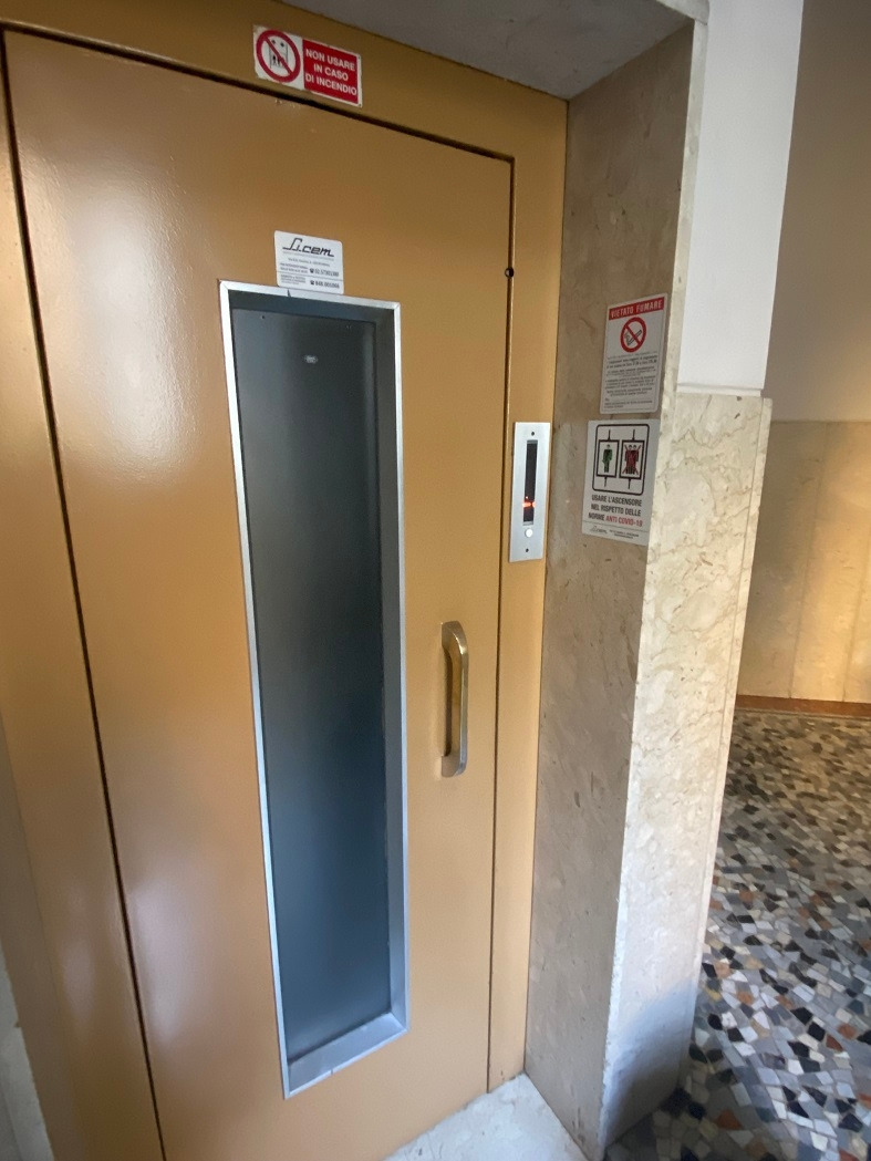 밀라노엘리베이터외부.jpg