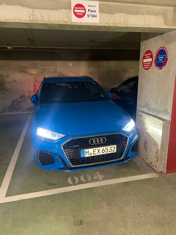 파리주차장 내 우리차.jpg