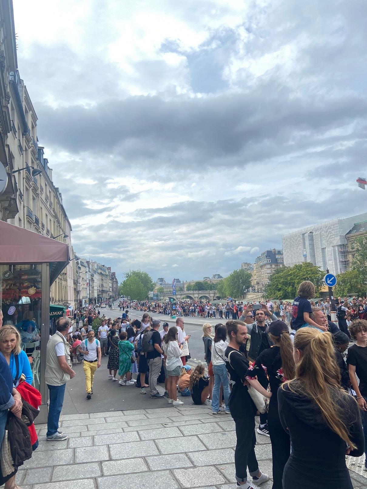 파리에서 사이클선수들을 기다리는 군중.jpg