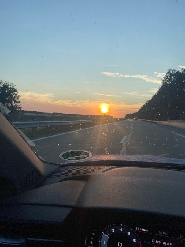 파리로가는길 석양.jpg