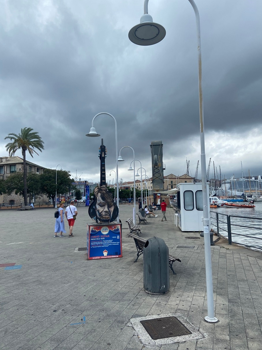 Porto Antico 기괴하지만 멋들어진 조형물.jpg