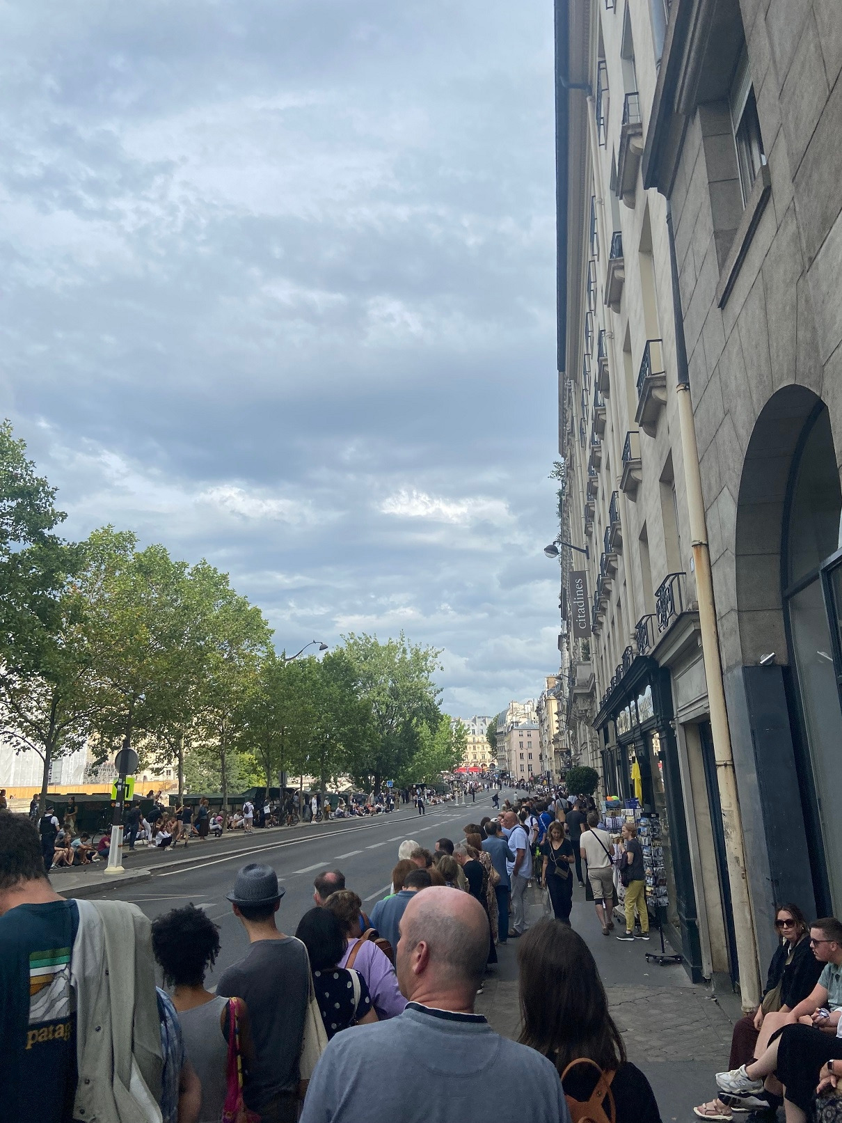 파리에서 사이클선수들을 기다리는 군중2.jpg