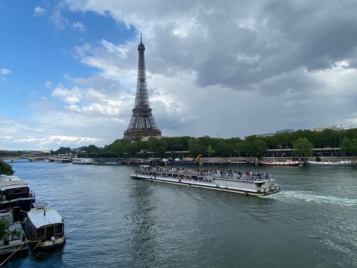 센강과 유람선.jpg