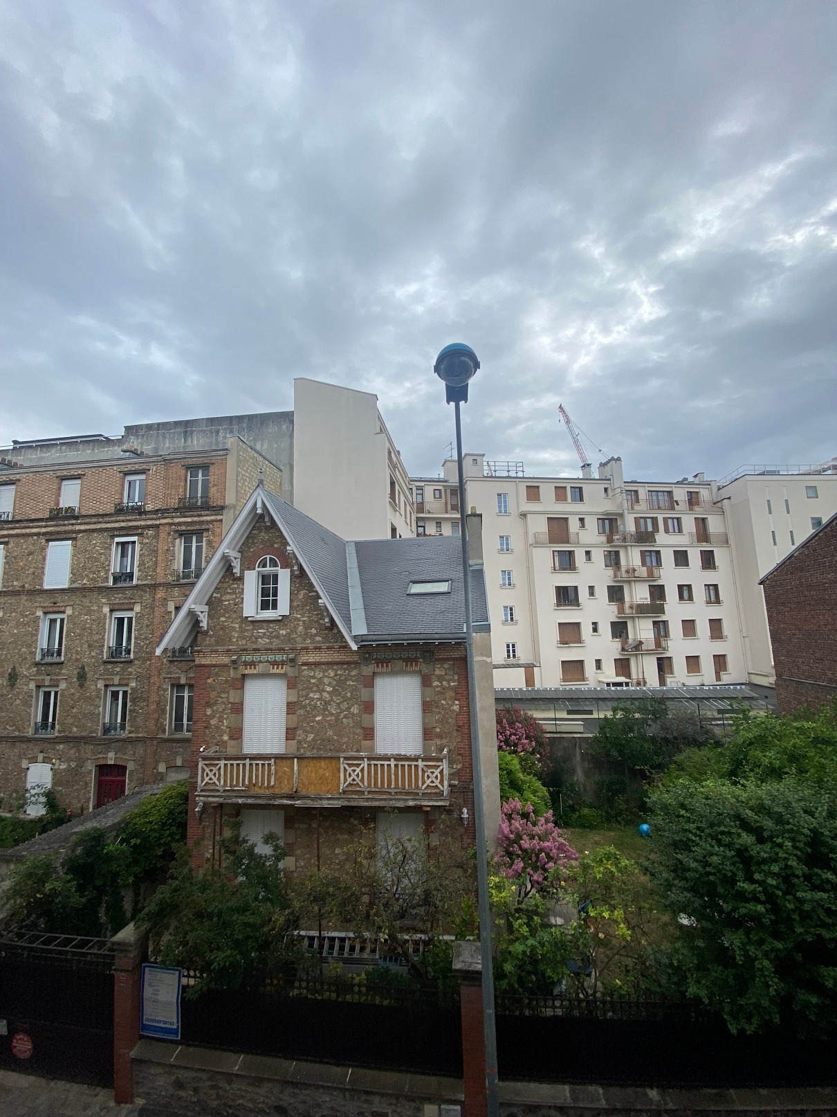 파리첫날.아침 짚앞서 바라본 풍경.jpg