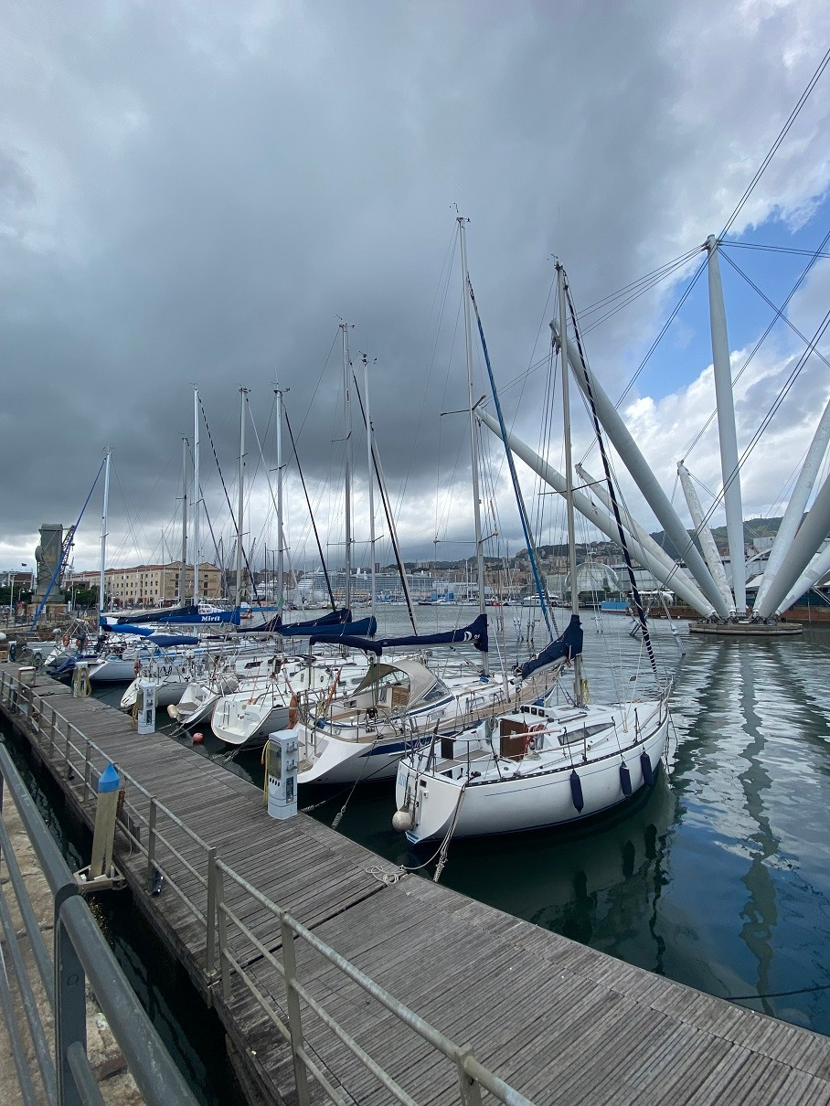Porto Antico 항해를 기다리는 요트들.jpg