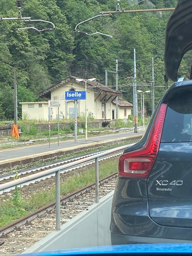 Iselle역이 저만치 보이는데.jpg