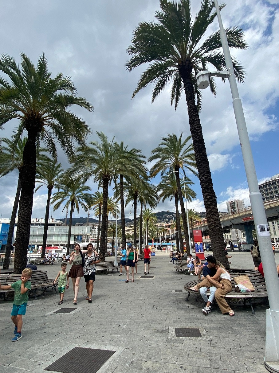 Porto Antico 사람들.jpg