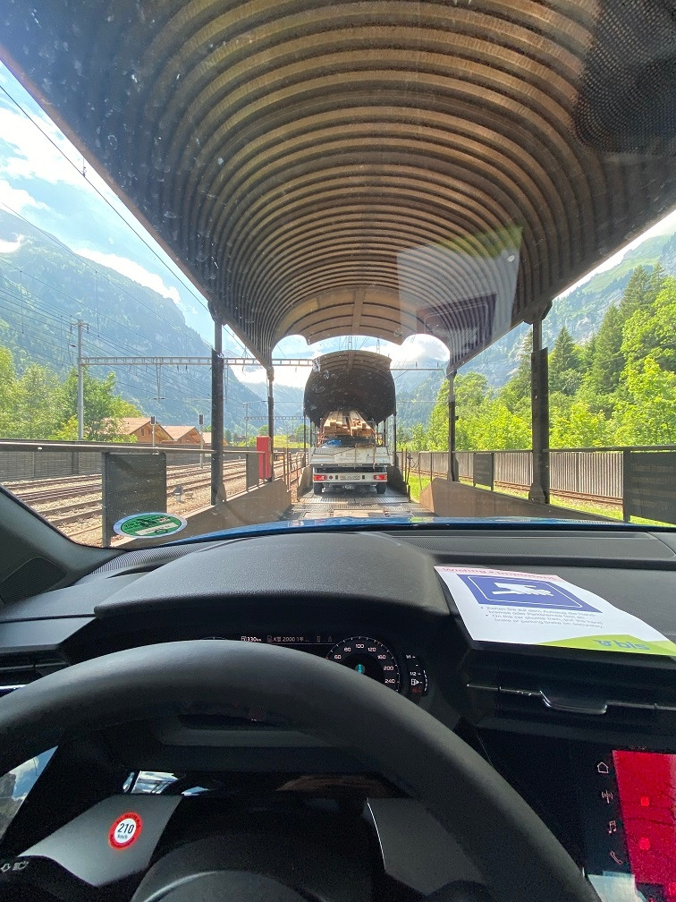 스위스 Kandersteg에서 goppenstein으로 가는 기차안.jpg