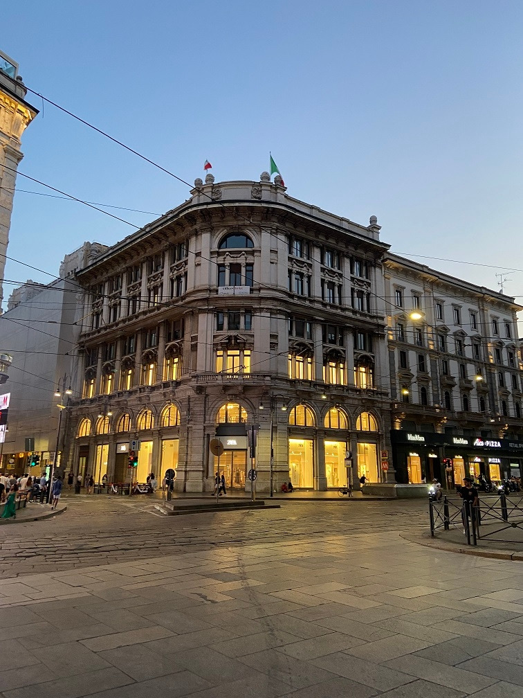 두오모대성당 앞 거리 야경.jpg