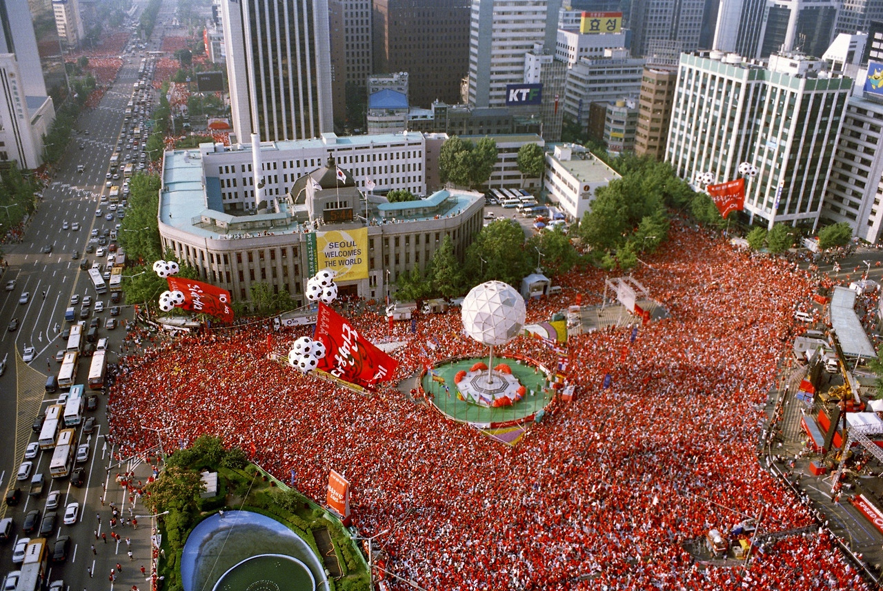 2002한일월드컵거리응원_국가기록원.jpg