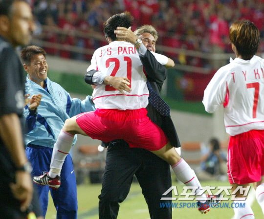 포르투갈전 박지성 포옹 세레머니.jpg