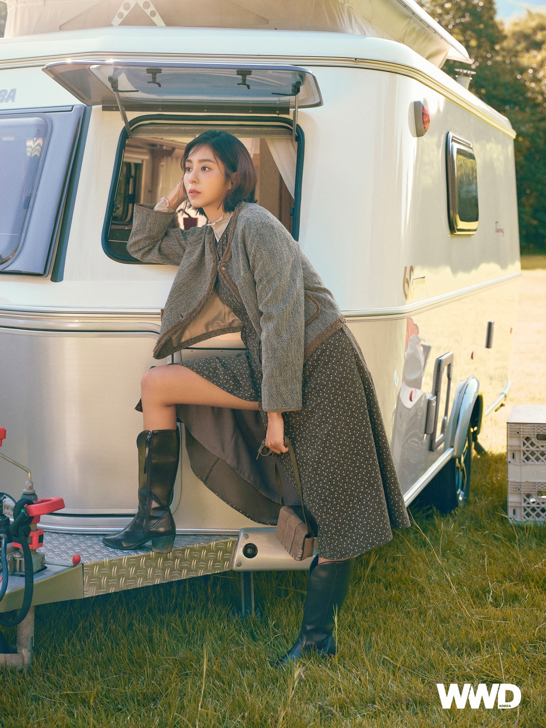 유이, 가을 캠핑의 여신으로 변신 써스데이아일랜드와 함께한 화보 공개 1.jpg