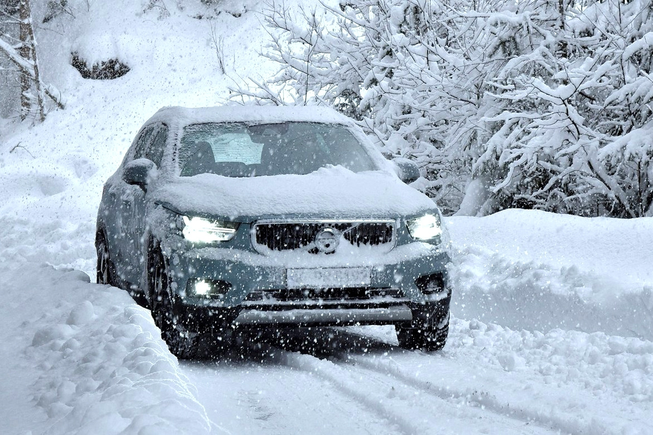 Volvo-XC40-2018-1600-4a 눈길 볼보 폭설 겨울 빙판길.jpg