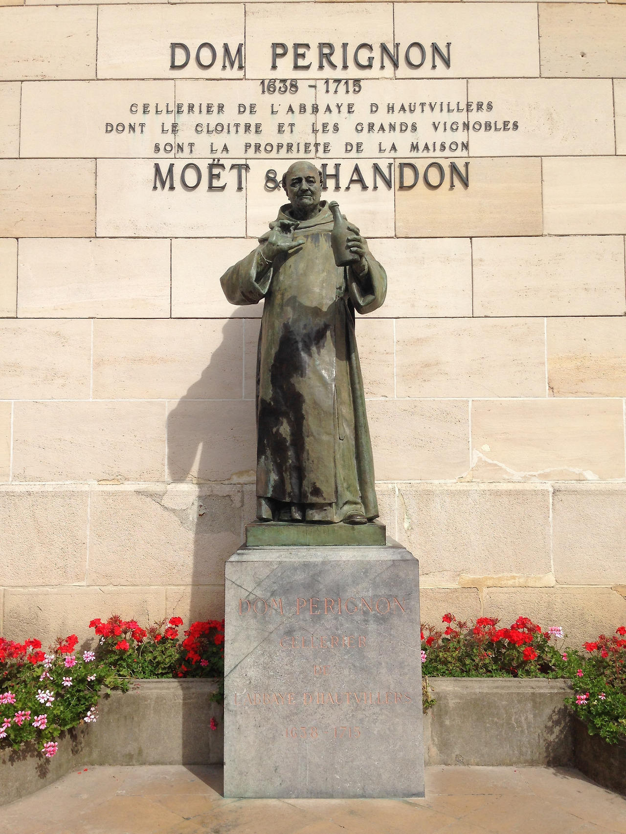 Dom_Perignon_statue_.jpg