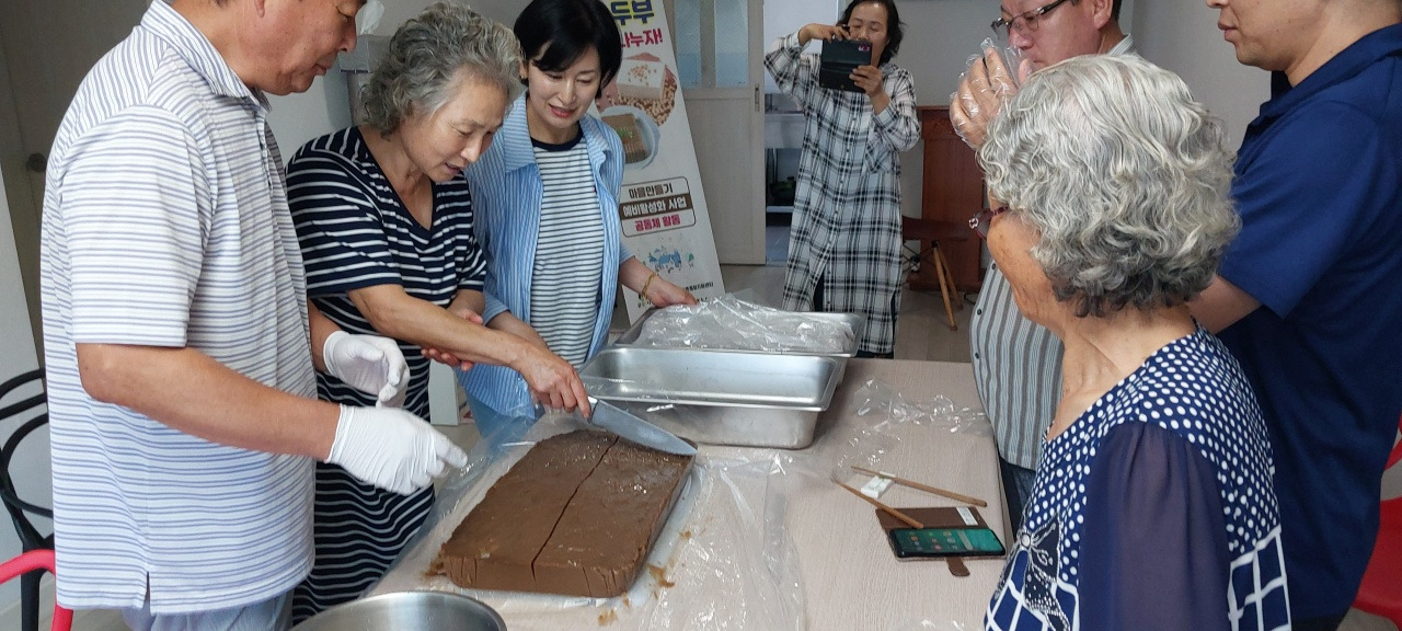 적당한 크기로 자른다.jpg
