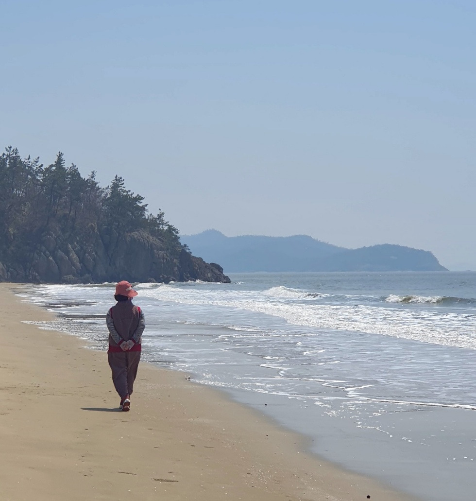 해변을 걷는.jpg