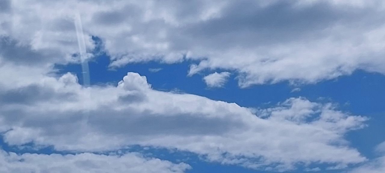 차창으로 흐르는 구름.jpg