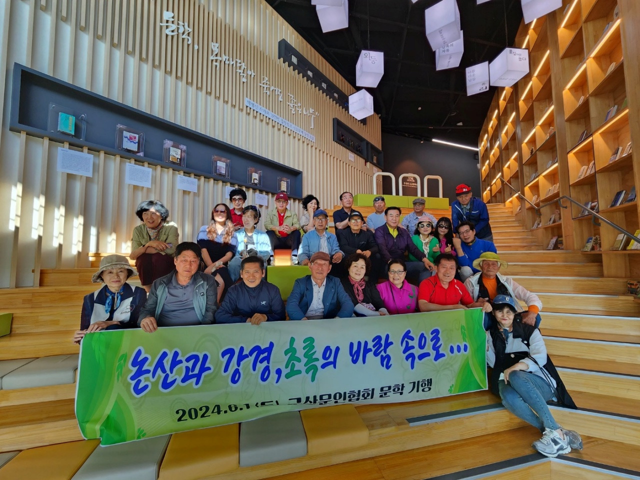 문학관 로비에서.jpg